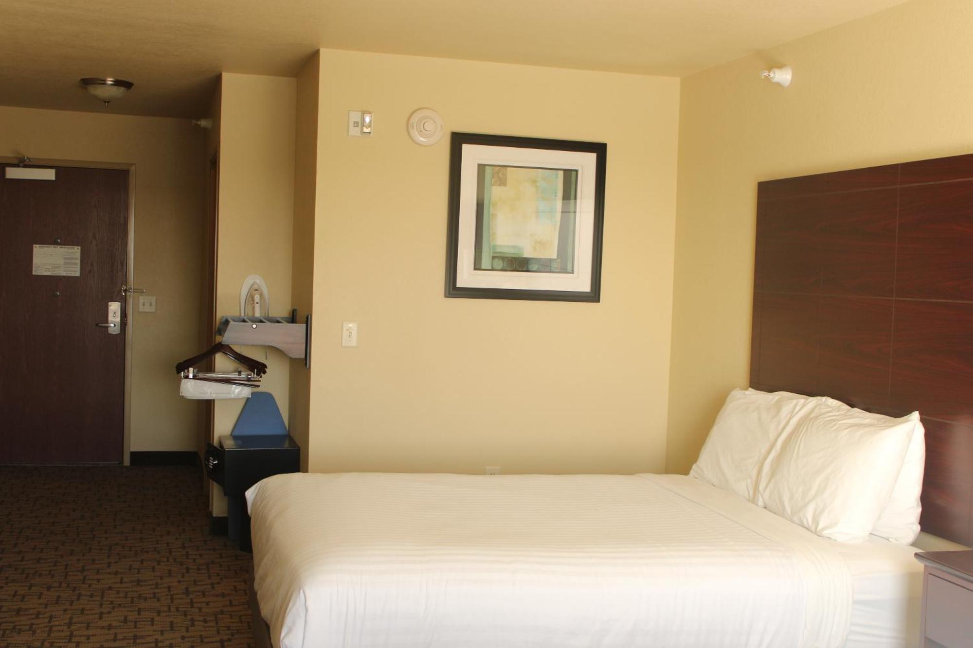 Cobblestone Hotel & Suites - דווילס לייק מראה חיצוני תמונה